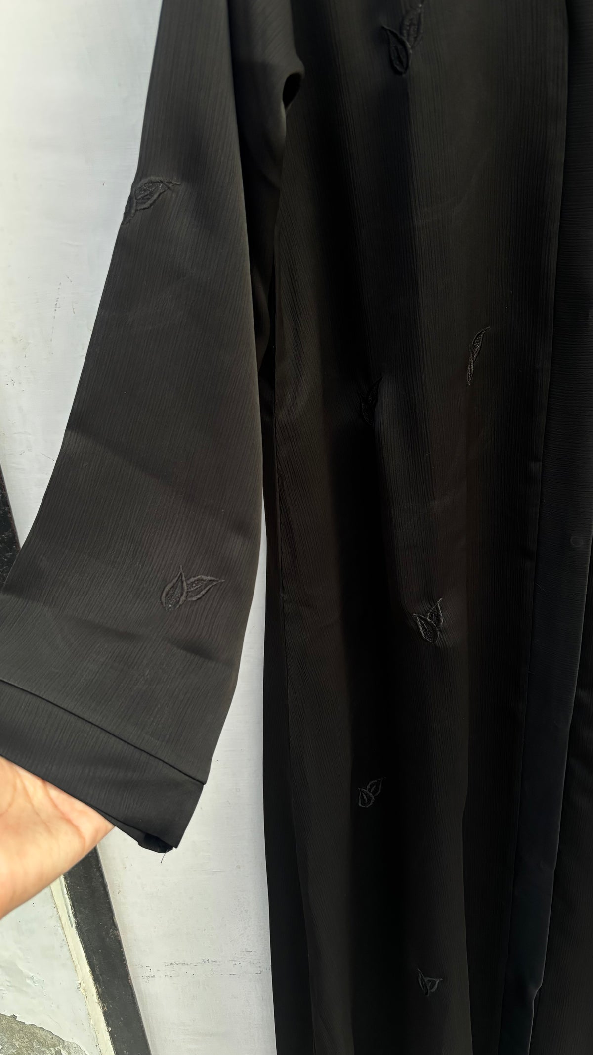 Basic Black Minimal Embroidered Abaya - Double Leaf Embroidery