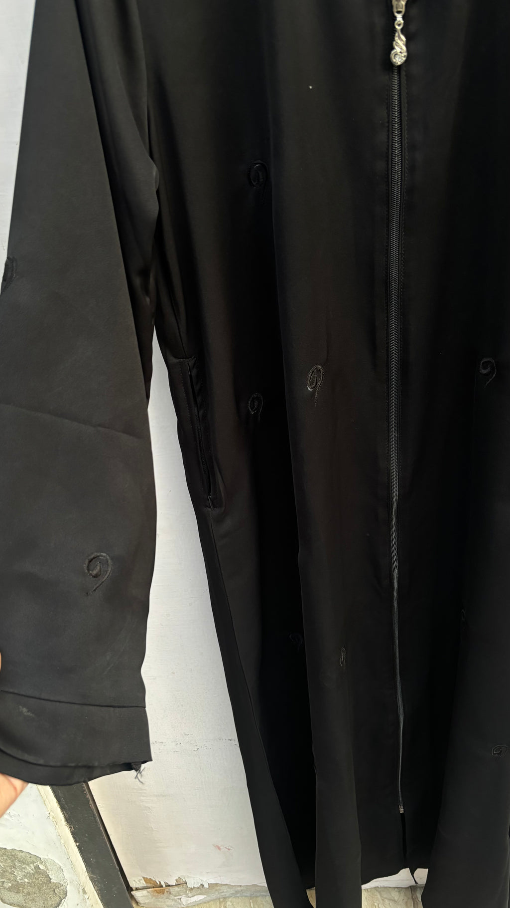 Basic Black Minimal Embroidered Abaya - Spiral Embroidery